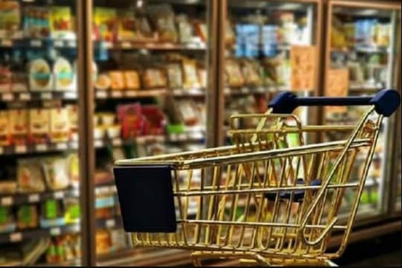 #কলকাতা: লাগাতার মূল্যূবৃদ্ধির (Inflation) সঙ্গে পাল্লা দিতে গিয়ে নাভিঃশ্বাস নিম্ন ও মধ্যবিত্তের৷ পেট্রোল-ডিজেলের (Petrol-Diesel) দামবৃদ্ধি ঘুরিয়ে প্রভাব ফেলছে ৷ এবার দাম বেড়ে গেল নিত্য প্রয়োজনীয় জিনিস অর্থাৎ গায়ে মাখা সাবান, কাপড় কাচা সাবান এবং বাসন মাজার সাবানের দামও৷ এই তালিকায় রয়েছে জনপ্রিয় সাবান (Soap)  লাক্স, সার্ফ   (Surf) এবং ভিম (Dish Wash)৷ আসলে দেশের সবচেয়ে বড়  এফএমসিজি কোম্পানি হিন্দুস্তান ইউনিলিভার লিমিটেড ((Hindustan Unilever Limited) নিজেদের এই সব বহু বিক্রিত পণ্যের দাম একধাক্কায় ৩ থেকে ১০ শতাংশ অবধি বাড়িয়ে দিল৷