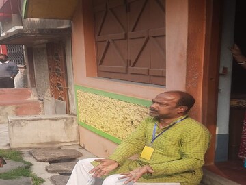 আক্রান্ত নির্দল প্রার্থী দেবাশিস দে৷ 