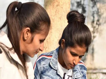 ছোটবেলার গল্পগুলি মনে করুন। তাকেও মনে করান। দেখবেন তার অভিমান গলে জল হয়ে গেছে।