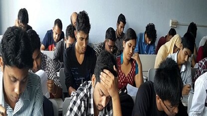 SET পরীক্ষা : দুই-বিষয়ে বাংলাতেই প্রশ্নপত্র SET পরীক্ষা : দুই-বিষয়ে বাংলাতেই প্রশ্নপত্র