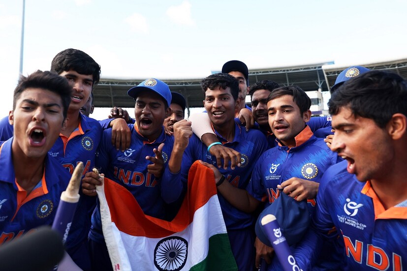 অনুর্ধ্ব ১৯ বিশ্বকাপে (U19 World Cup) এর চারবার চ্যাম্পিয়ন হয়েও সেরা ছিল ভারত আর ২০২২ -র অনুর্ধ্ব ১৯ বিশ্বকাপ ৪ উইকেটে জিতে সেই অনুর্ধ্ব ১৯ বিশ্বকাপ জয়ের তালিকাটা ৫ নিয়ে আরও ভাল জায়গায় চলে গেলেন যশ ধূল এন্ড কোং৷ Photo Courtesy- BCCI/Twitter 