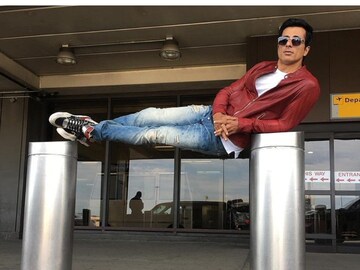  Viral News: Bollywood actor sonu sood saved life of young man in moga punjab after car accident, watch video- Photo Courtesy- Twitter 