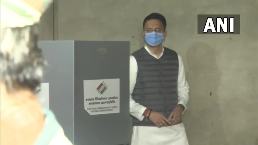 দ্বিতীয় দফার ভোটগ্রহণ পর্বে শাহজাহানপুরের একটি বুথে ভোট দিলেন উত্তর প্রদেশের মন্ত্রী জিতিন প্রসাদ। তিনি বলেন, ৩০০-রও বেশি আসনে জয়ী হবে বিজেপি।