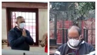 ভোটের সকালে মন্দিরে পুজো গৌতম দেবের৷ মোবাইলে চোখ অশোকের৷ 