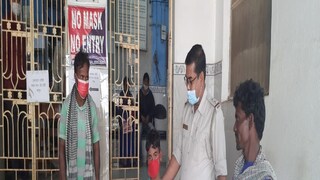 ঘাটাল থানার পক্ষ থেকে উপহার তুলে দেওয়া হয় স্কুল ছাত্রের হাতে৷ 