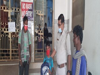 ঘাটাল থানার পক্ষ থেকে উপহার তুলে দেওয়া হয় স্কুল ছাত্রের হাতে৷ 