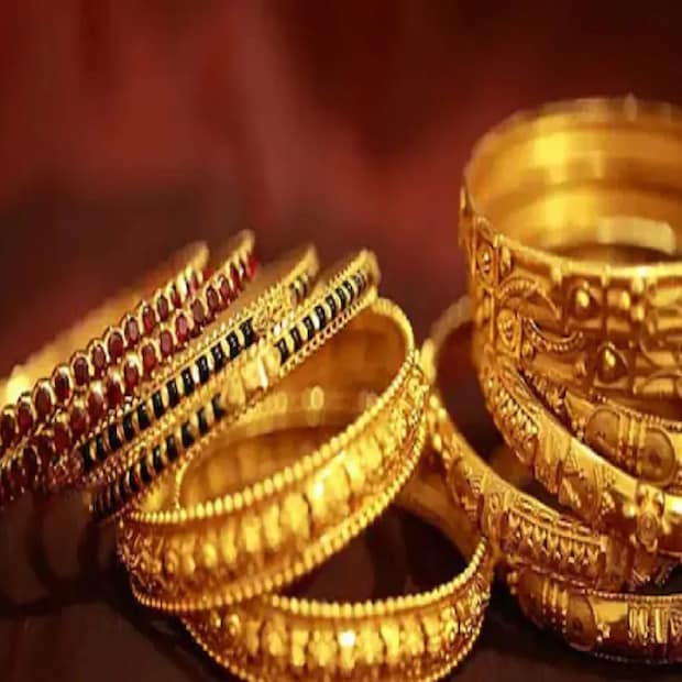 ২০২০ সালে ১০ গ্রাম সোনার দাম বেড়ে ৫৬,২০০ টাকা হয়েছিল যা এখনও পর্যন্ত সোনার সর্বকালীন রেকর্ড দাম ৷ এদিন সোনার দাম প্রতি ১০ গ্রামে ৪৭,৭৯২ টাকা ৷ এই হিসেব অনুযায়ী, রেকর্ড দাম থেকে সোনা এখন প্রায় ৮৪০০ টাকা সস্তায় পাওয়া যাচ্ছে ৷ 