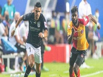 লাল হলুদ জার্সিতে নজর কেড়েছেন হীরা মণ্ডল
