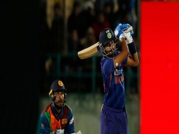 ৭৪ রানের অপরাজিত ইনিংস খেললেন শ্রেয়স আইয়ার