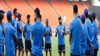 আমেদাবাদে অনুশীলনে বক্তব্য রাখছেন অধিনায়ক রোহিত, শুনছেন বিরাট আমেদাবাদে অনুশীলনে বক্তব্য রাখছেন অধিনায়ক রোহিত, শুনছেন বিরাট