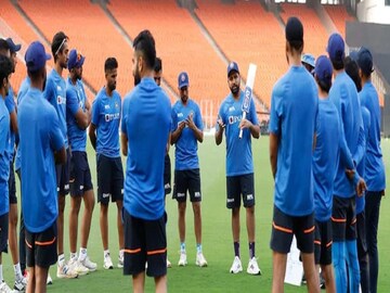 আমেদাবাদে অনুশীলনে বক্তব্য রাখছেন অধিনায়ক রোহিত, শুনছেন বিরাট