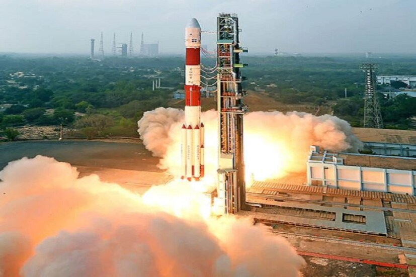  স্যাটেলাইট উৎক্ষেপণের খবর নিশ্চিত করেছে৷ তারা লিখেছে,‘‘এখন এটা অফিসিয়াল হয়ে গেছে৷ পিএসএলভি ৫২ ১৪ ফেব্রুয়ারি সকালে ৫.৫৯ মিনিটে ইওএস০৪ রাডার ইমেজিং স্যাটেলাইট আর ২ অন্য ছোট উপগ্রহকে ৫২৯ কিলোমিটার দূরে সূর্যের কক্ষপথে নিয়ে যাওয়া হবে৷ ’’ RISAT-1A একটি রাডার ইমেজিং স্যাটেলাইট৷ যার ব্যবহার নজরদারি চালাতে করা হবে৷ এই কাজের জন্য পৃথিবীর ৫২৯ কিলোমিটার ওপরে এই উপগ্রহকে স্থাপিত করা হবে৷