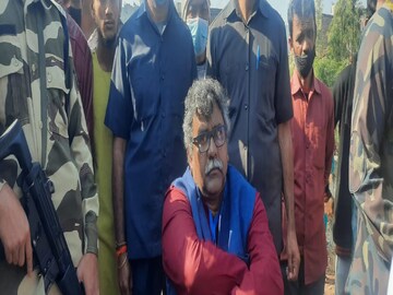 আসানসোলে বুথের বাইরে জিতেন্দ্র তিওয়ারি৷ 