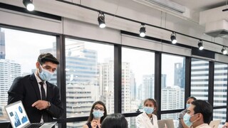 ডেনিম শার্টের সঙ্গে টাই একটি সুন্দর বিকল্প। এটি আপনাকে একটি ফ্যাশনেবল চেহারা দেবে।