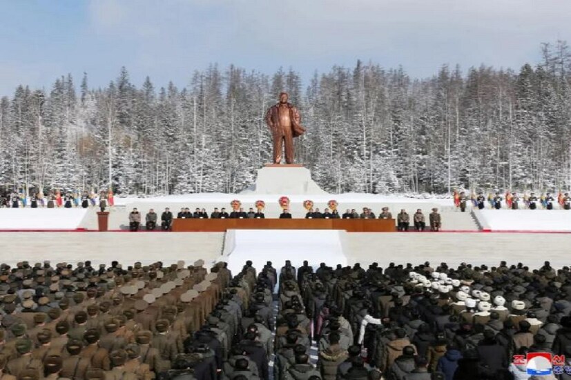 #পিয়ংইয়ং: উত্তর কোরিয়ার (North Korea)  সর্বময় অধিপতি কিম জং উন  (Kim Jong UN) ফের এক এমন কাজ করলেন যা ভাবা যায় না৷ ফের নিজের সর্বময় কর্তৃত্বকে ব্যবহার করে বহু মানুষকে কষ্ট দিলেন তিনি৷ নিজের বাবা কিম জং ইলের জন্ম জয়ন্তীতে প্রবল ঠাণ্ডা অর্থাৎ মাইনাস টেম্পাচারে হাজার হাজার লোককে বাধ্য করে অনুষ্ঠানে হাজির থাকতে৷ কিম জং উনের বাবা ২০১১ সালে মারা গিয়েছিলেন৷