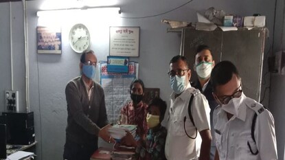 পুুলিশের সহযোগিতায় স্কুল থেকে নতুন বই পেল অষ্টম শ্রেণির ছাত্র সম্রাট পুরকাইত৷ পুুলিশের সহযোগিতায় স্কুল থেকে নতুন বই পেল অষ্টম শ্রেণির ছাত্র সম্রাট পুরকাইত৷