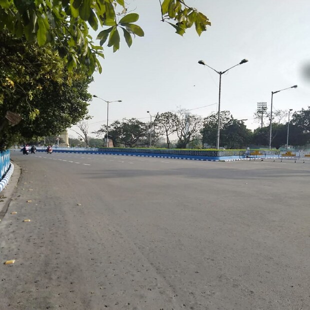 শুক্রবার রাতের মধ্যে কোথাও আবহাওয়া পরিবর্তনের সম্ভাবনা নেই। খানিকটা হলেও বদলাবে দিনের তাপমাত্রা। বৃষ্টির জেরে ওই দুই জেলায় তাপমাত্রা কিছুটা কমলেও বাকি জেলাগুলিতে তাপমাত্রা বাড়তে পারে ১-২° সেলসিয়াস। বৃহস্পতিবার দার্জিলিং এর সর্বনিম্ন তাপমাত্রা ছিল ৬.৪° সেলসিয়াস।