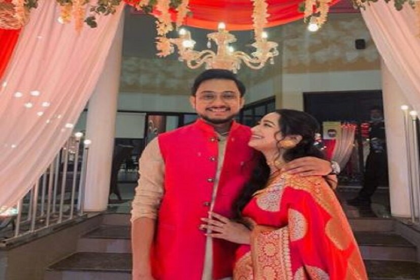 দুই পরিবারের সম্মতিক্রমেই বিয়ে হয় ৷ লাল টুকটুকে বেনাসরি, অলঙ্কারে যেন অপরূপা নতুন বউ দ্বীপশ্বেতা ৷ ছবি সৌজন্যে ইনস্টাগ্রাম ৷