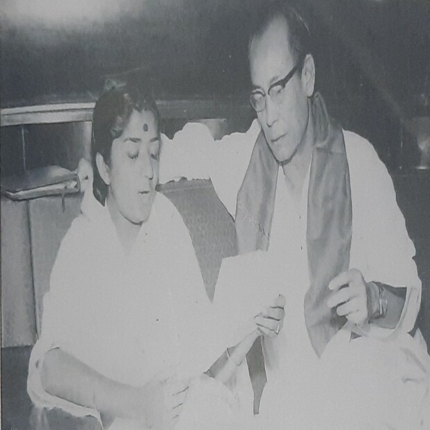 প্রয়াত লতা মঙ্গেশকার। ৯২ বছর বয়সে সুরের মেহফিলে ইতি টানলেন ভারতের সুরসম্রাজ্ঞী। 