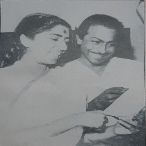 মধুমতি সিনেমায় সলিল চৌধুরীর সঙ্গীত পরিচালনায় 'আজা রে পরদেশী'-র জন্য লতা সেরা মহিলা প্লেব্যাক শিল্পীর ফিল্মফেয়ার পুরস্কার জেতেন।
