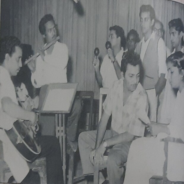 ১৯৬২ সালে, হেমন্ত মুখোপাধ্যায়ের সুরে 'বিশ সাল বাদ' সিনেমায় &quot;কহিন দীপ জলে কহিন দিল&quot; গানের জন্য লতা দ্বিতীয় ফিল্মফেয়ার পুরস্কারে ভূষিত হন।
