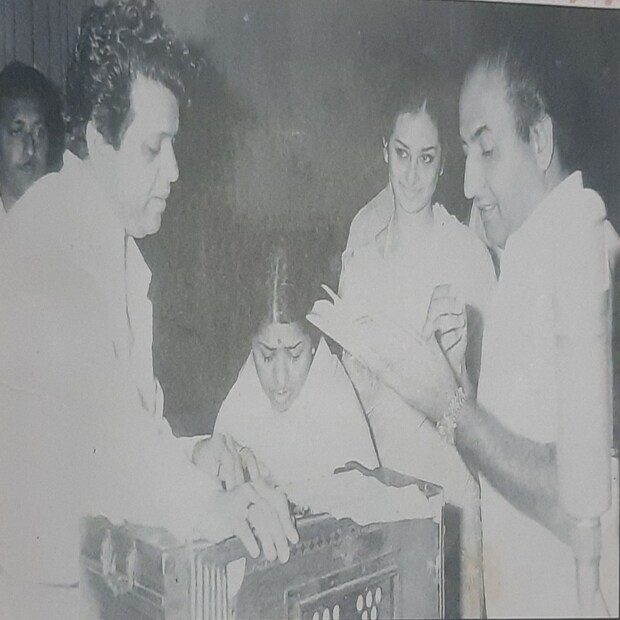১৯২৯ সালে ইন্দোরে  মারাঠি এবং কোঙ্কনি সঙ্গীতশিল্পী দীননাথ মঙ্গেশকর এবং শেবন্তীর কোলে জন্ম নেন লতা মঙ্গেশকর। 