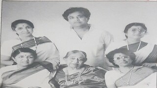 বাবার কাছ থেকেই প্রথম সঙ্গীত শিক্ষা লাভ করেন লতা। 