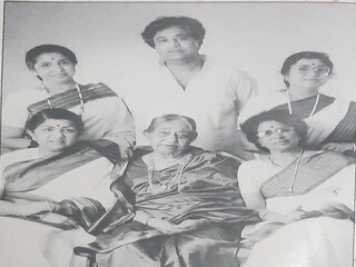 বাবার কাছ থেকেই প্রথম সঙ্গীত শিক্ষা লাভ করেন লতা। 