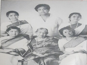 বাবার কাছ থেকেই প্রথম সঙ্গীত শিক্ষা লাভ করেন লতা। 