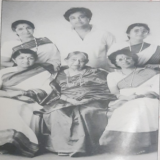 বাবার কাছ থেকেই প্রথম সঙ্গীত শিক্ষা লাভ করেন লতা। পাঁচ বছর বয়সে, বাবার সঙ্গীত নাটকে অভিনেত্রী হিসেবে কাজ শুরু করেন তিনি।