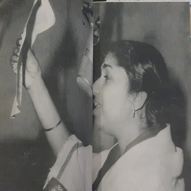 লতা এবং বোন আশা হিন্দি ভাষার সিনেমা বড়ি মা (১৯৪৫)-এ ছোট একটি ভূমিকায় অভিনয় করেন। সেই সিনেমায় লতা &quot;মাতা তেরে চরণ মে&quot; ভজনও গেয়েছিলেন।
