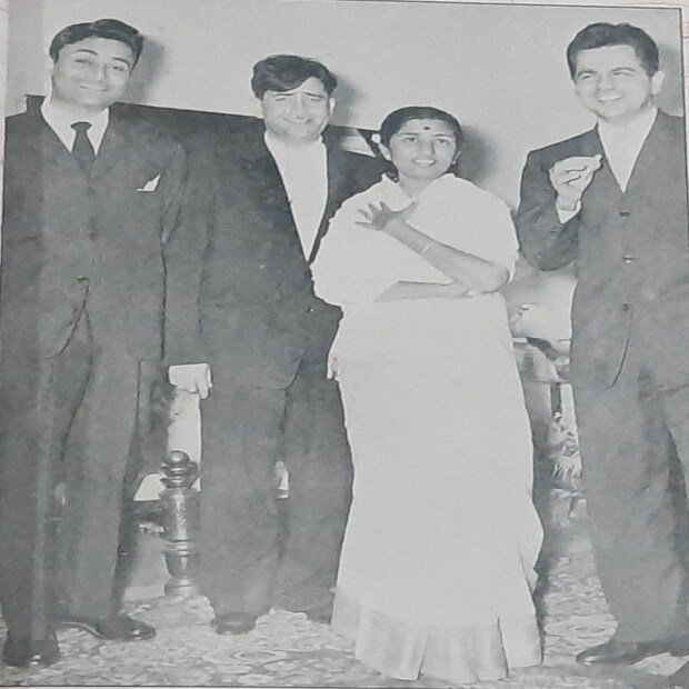 সঙ্গীত পরিচালক গোলাম হায়দার লতাকে প্রযোজক শশধর মুখার্জির সঙ্গে পরিচয় করিয়ে দেন। তখন শহিদ (১৯৪৮) চলচ্চিত্রের কাজ চলছে। লতার কণ্ঠ 'খুব পাতলা' বলে কাজ করতে রাজি হননি শশধর।
