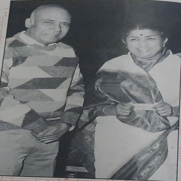 লতার প্রথম দিকের হিট গানগুলির মধ্যে একটি হল &quot;আয়েগা আনাওয়ালা&quot;। মহল (১৯৪৯) চলচ্চিত্রের সঙ্গীত পরিচালক খেমচাঁদ প্রকাশ গানটি রচনা করেন এবং পর্দায় এই গানকে মূর্ত করেছিলেন অভিনেত্রী মধুবালা 