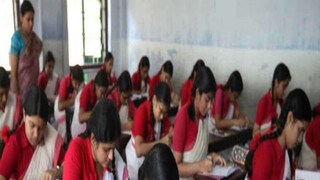 বিধিনিষেধে বলা হয়েছে, করোনা সংক্রমণ রুখতে কোনও পরীক্ষার্থী পরীক্ষাকেন্দ্রে অন্য কারোর জিনিস বিশেষ করে পেন, পেন্সিল ইরেজার, স্কেল এই সমস্ত ব্যবহার করতে পারবে না বলে স্পষ্ট জানিয়ে দিল মধ্যশিক্ষা পর্ষদ। অর্থাৎ পরীক্ষার্থীদের প্রত্যেকেই নিজের নিজের জিনিস ব্যবহার করতে হবে।