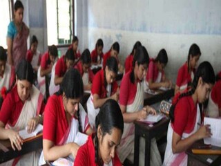 বিধিনিষেধে বলা হয়েছে, করোনা সংক্রমণ রুখতে কোনও পরীক্ষার্থী পরীক্ষাকেন্দ্রে অন্য কারোর জিনিস বিশেষ করে পেন, পেন্সিল ইরেজার, স্কেল এই সমস্ত ব্যবহার করতে পারবে না বলে স্পষ্ট জানিয়ে দিল মধ্যশিক্ষা পর্ষদ। অর্থাৎ পরীক্ষার্থীদের প্রত্যেকেই নিজের নিজের জিনিস ব্যবহার করতে হবে।