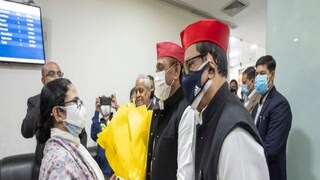লখনউ বিমানবন্দরে মমতাকে স্বাগত জানালেন অখিলেশ৷ 