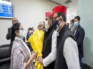 লখনউ বিমানবন্দরে মমতাকে স্বাগত জানালেন অখিলেশ৷ 