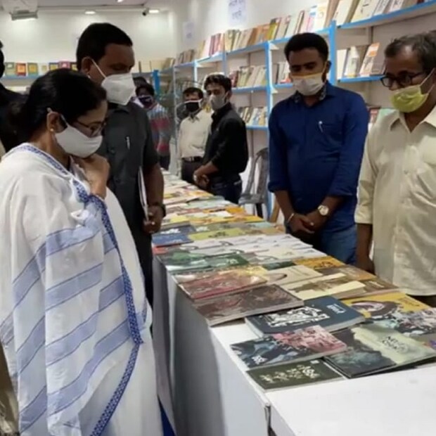 শুরু হয়ে গেল কলকাতা আন্তর্জাতিক বইমেলা। সোমবার এই বইমেলার উদ্বোধন করলেন মুখ্যমন্ত্রী মমতা বন্দ্যোপাধ্যায়। ছবি ও তথ্য: আবীর ঘোষাল