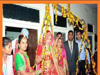 unique welcome of bahu at sasuraal in jhunjhunu saas weighed daughter in law with coins dulhan got emotional