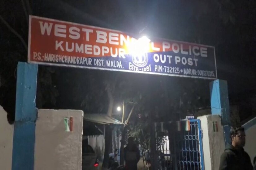 পরে ওই যুবক ও বিয়েতে রাজি হয়ে নিজেরাই বিয়ের কথা পুলিশকে জানান। সেইমতো পুলিশ বিয়েতে উপস্থিত ছিল।
