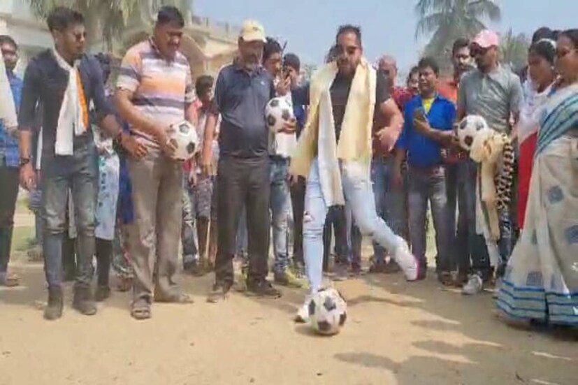 ভোট প্রচারে রাজনীতির নেতা নেত্রীরা আসবেন, রোড শো করবেন এটাই স্বাভাবিক। থাকছেন অভিনেতা অভিনেত্রীরাও। এ বার বর্ধমানে ভোট প্রচারে এলেন এক ঝাঁক ফুটবলার। বুধবার সকাল থেকে বেলা পর্যন্ত প্রচার করলেন তাঁরা। কিন্তু শুধু প্রচারে কি মন ভরে, তাই মাঠে নেমে ফুটবলও খেললেন তাঁরা। জাতীয় দলের হয়ে প্রতিনিধিত্ব করা এই প্রাক্তন ফুটবলারদের দেখতে এলাকার বাসিন্দারা ভিড় করলেন। মোবাইল ফোনে তাঁদের সঙ্গে ছবিও তোলেন অনেকেই। 