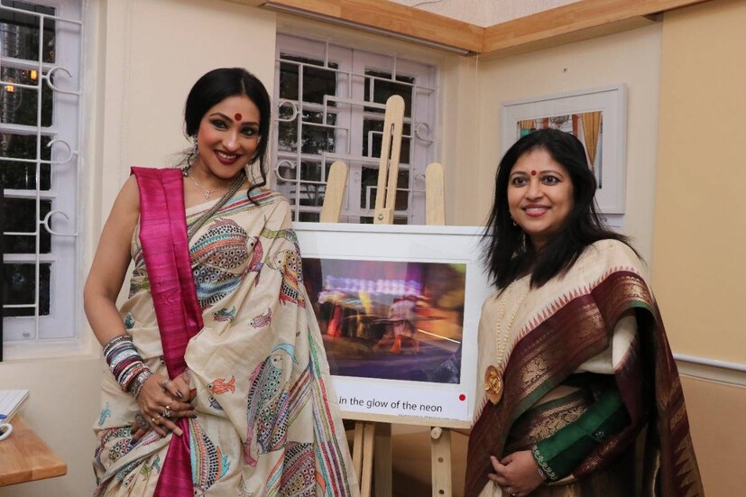 কলকাতারই এক নামজাদা ক্যাফেতে চলতি মাসেই হয়ে গেল অনুরাধা চট্টোপাধ্যায়ের প্রদর্শনী 'ক্যালকাটা লাইফস্কেপ' ।বহুদিন পরে স্বমহিমায় দেখা গেল ঋতুকে। সেই চেনা কাঁথা স্টিচের শাড়ির সঙ্গে মানানসই বড় লাল টিপ, হাতে চুড়ি, আগাগোড়া বাঙালি সাজে বন্ধুর প্রদর্শনী দেখতে হাজির ঋতুপর্ণা সেনগুপ্ত ৷ জানালেন, &quot;অনুরাধা আমার খুবই কাছের। অনেকদিনের বন্ধু ।পরিবারের সদস্য বলা যেতে পারে। ওর এক্সিবিশনে আসব না, তাই হয় নাকি! কোভিড আমাদের অনেক কিছু শিখিয়েছে। তাই জীবনের মূল্যবান জিনিসগুলোকে আরও একটু বেশি প্রাধান্য দিতে শিখেছি । 