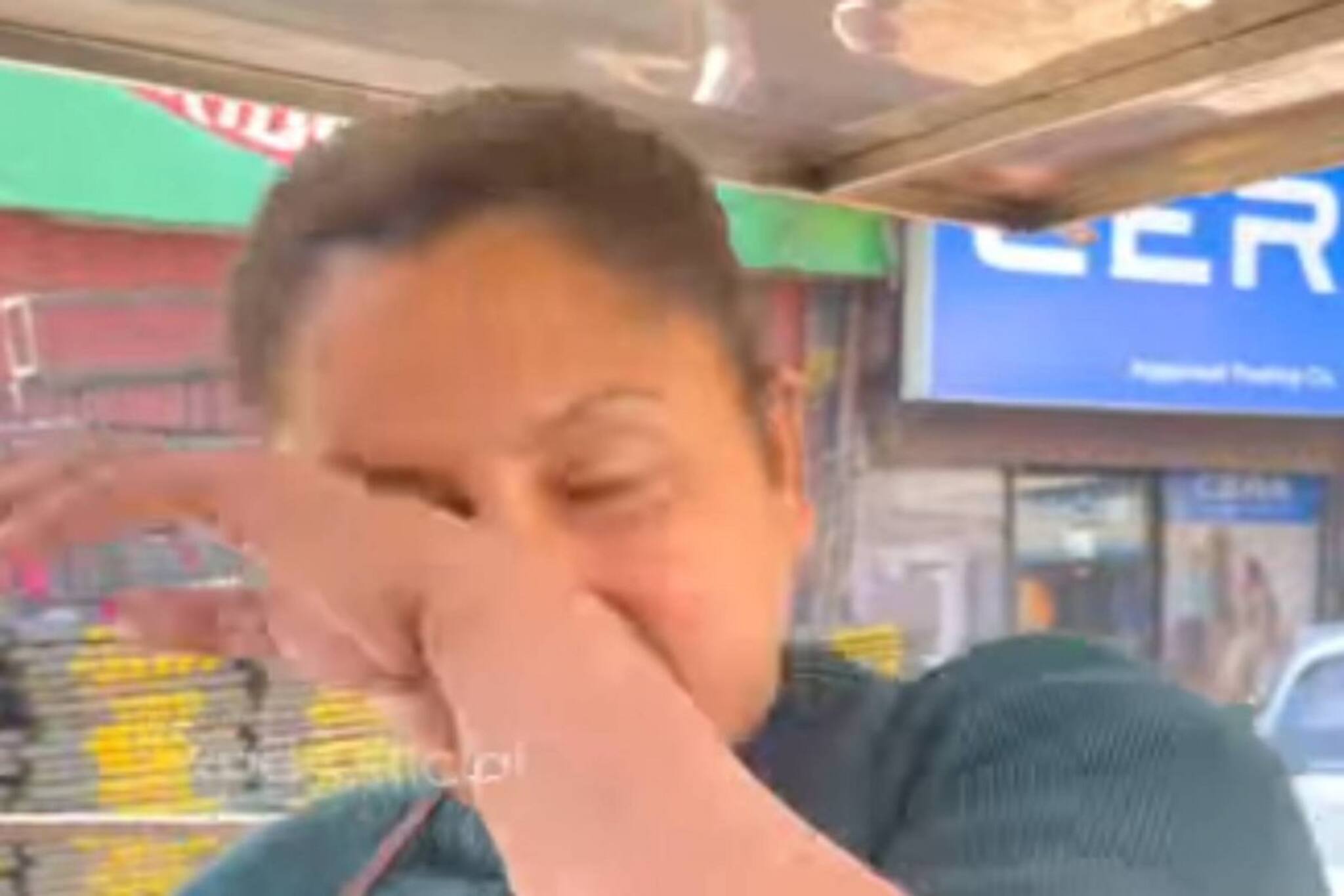 মেয়ের মুখে খাবার তুলে দিতে কোনও কাজেই দ্বিধা নেই মায়ের, কুর্নিশ নেটিজেনদের