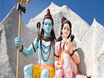 সকালে উপবাস করে তার পর সারা রাত জেগে চলে দেবাদিদেবের আরাধনা