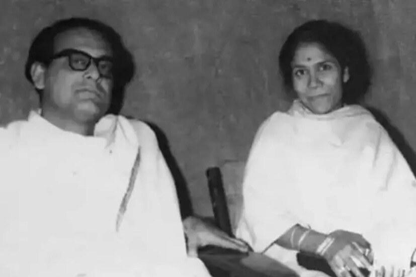 আজকের মুম্বই, সাবেক বম্বেতে প্রথম পা রাখেন পাঁচের দশকের একদম শুরুতে৷ অনিল বিশ্বাসের সুরে তিনি গান করেন ‘তারানা’ ছবিতে৷ ‘বোল পাপিহে বোল কৌন থি তেরা চিতচোর’ সেই গান ছিল লতা মঙ্গেশকরের সঙ্গে দ্বৈত কণ্ঠে৷ তবে সূত্রপাত মসৃণ হলেও আরবসাগরের তীরে সন্ধ্যাপর্ব দীর্ঘ হয়নি৷ তিনি কলকতায় ফিরে আসেন৷ যদিও তার পরেও হিন্দিতে তিনি গান গেয়েছেন৷ 