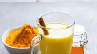 হলুদ
হলুদ বেশিরভাগ ভারতীয় রেসিপিতে ব্যবহার করা হয়, কিন্তু আপনি হয়ত জানেন না যে এতে কার্কিউমিনের পরিমাণের কারণে এটির মাধ্যমে রক্তের গ্লুকোজের মাত্রাও কমানো যায়। দুধের সঙ্গে কাঁচা হলুদের গুঁড়ো মিশিয়ে খেতে পারেন। ডায়াবেটিস ছাড়াও এটি ঠাণ্ডা লাগা, সর্দি, জ্বর, গলা ব্যথা এবং ফোলা থেকেও মুক্তি দেয়।