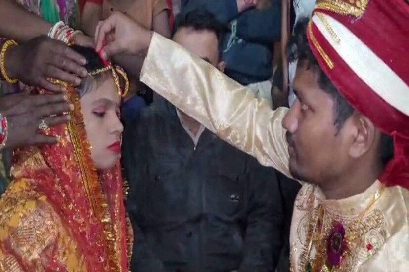 বাবা-মা হীন অনাথ প্রেমিকার সঙ্গে এলাকার এক যুবকের দীর্ঘদিন ভালোবাসার সম্পর্ক। কিন্তু, প্রেমিকা বিয়ের জন্য চাপ দিতেই বেঁকে বসে যুবক। প্রেমিকের বিরুদ্ধে থানায় অভিযোগ জানায় প্রেমিকা। তারপরই পুলিশের প্রচেষ্টায় পাত্রকে তুলে নেয় পিতা-মাতা হীন যুবতীর সাথে বিয়ে দেওয়া হল অভিযুক্ত যুবকের। বিয়ের অনুষ্ঠানে ঘিরে বাজলো বাজনা। বিয়েতে শামিল বহু স্থানীয় মানুষ। ঘটনা মালদহের (Malda) হরিশ্চন্দ্রপুর থানার কুমেদপুর গ্রামে। (প্রতিবেদন-সেবক দেবশর্মা)