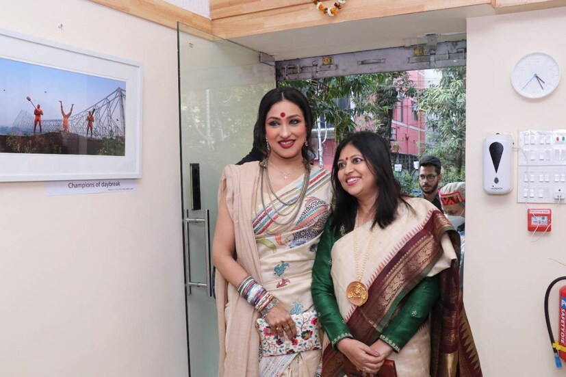 ‘‘কোভিডের কারণে মানুষের সঙ্গে মানুষের দূরত্ব বেড়েছে। যাতায়াত কমেছে ।ধীরে ধীরে অবস্থা স্বাভাবিক হচ্ছে, ঠিক সেই সময় এই মন ভাল করা ক্যালকাটা লাইফস্কেপ সত্যিই এক দারুণ অনুভূতি। কলকাতার বিভিন্ন রাস্তাঘাট ,কলকাতার মানুষ উঠে এসেছে অনুরাধার লেন্সে। সবকিছুই যেন মন ভাল করে দেওয়ার মতো ।যাঁরা কোথাও আত্মীয়-স্বজনদের বাড়িতে যেতে পারছেন না, তাঁরা এইরকম গ্যালারিতে একবার এসে খানিকটা সময় কাটালে মন ভাল করার জন্য যথেষ্ট। &quot; বললেন ঋতুপর্ণা৷ 
