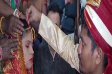 Malda Unique Wedding: পুলিশফাঁড়ি চত্বরে মালাবদল, সিঁদুরদান, প্রেমিককে তুলে এনে অনাথ প্রেমিকার সঙ্গে বিয়ে দিল পুলিশই Malda Unique Wedding: পুলিশফাঁড়ি চত্বরে মালাবদল, সিঁদুরদান, প্রেমিককে তুলে এনে অনাথ প্রেমিকার সঙ্গে বিয়ে দিল পুলিশই
