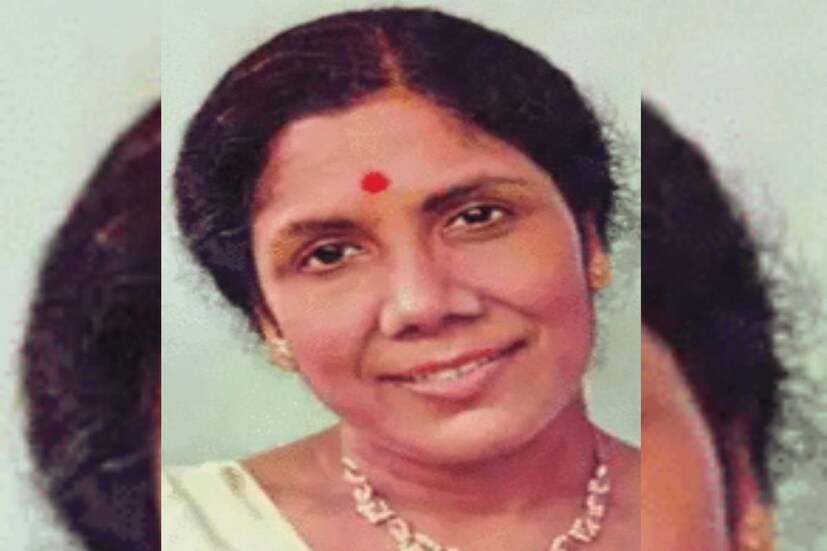 ১৯৩১ সালের ৪ অক্টোবর ঢাকুরিয়াতে জন্ম সন্ধ্যা মুখোপাধ্যায়ের৷ মায়ের মুখে নিধুবাবুর টপ্পাতেই গান শোনার হাতেখড়ি৷ পরবর্তীতে ক্রমে তালিম নিয়েছেন পন্ডিত সন্তোষকুমার বসু, যামিনী গঙ্গোপাধ্যায়, অধ্যাপক এটি কানন-সহ অগণিত শিল্পীর কাছে৷ তবে তাঁর মূল গুরু ছিলেন উস্তাদ বড়ে গুলাম আলি খান এবং তাঁর পুত্র উস্তাদ মুনাব্বর আলি খান৷ 
